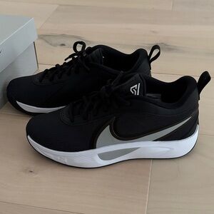 Nike Boys Giannis Freak 6 Black and White Athletic Shoes Size 6